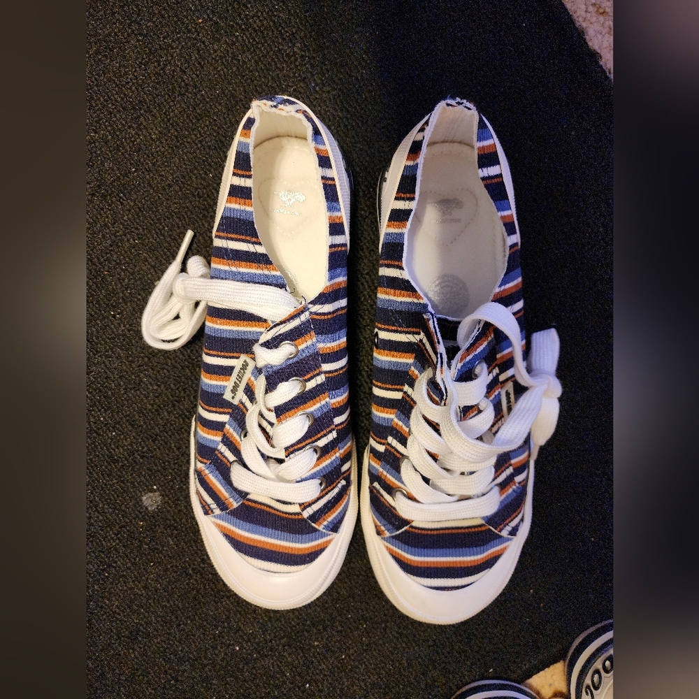Rocket Dog women's size 9 Red and Blue stripped Athletic Shoes
